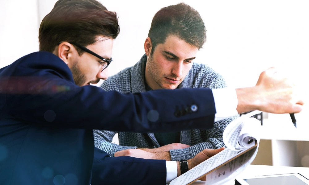 GDP Training - CAPA - Blog - man-explaining-CAPA-procedure-colleague