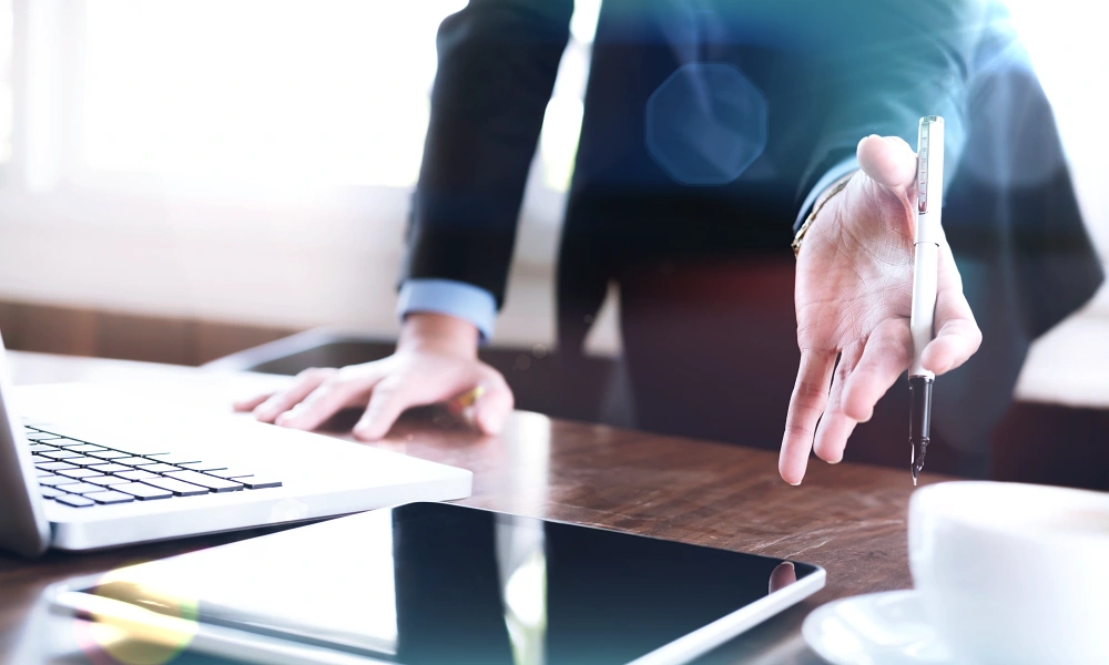 GDP Training - Risk Assessment - Blog - manager-explaining-risk-to colleague-at-desk